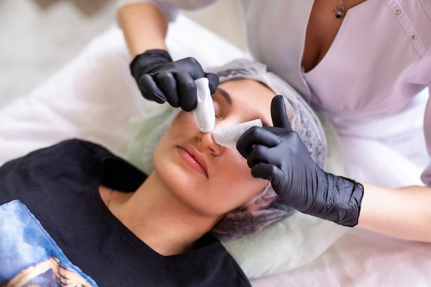 Concetto di cura della pelle. Una donna in un salone di bellezza durante un trattamento di cura della pelle del viso.