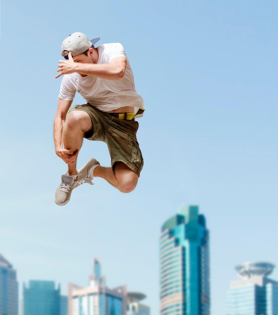 concetto di danza e fitness - ballerino maschio che salta in aria