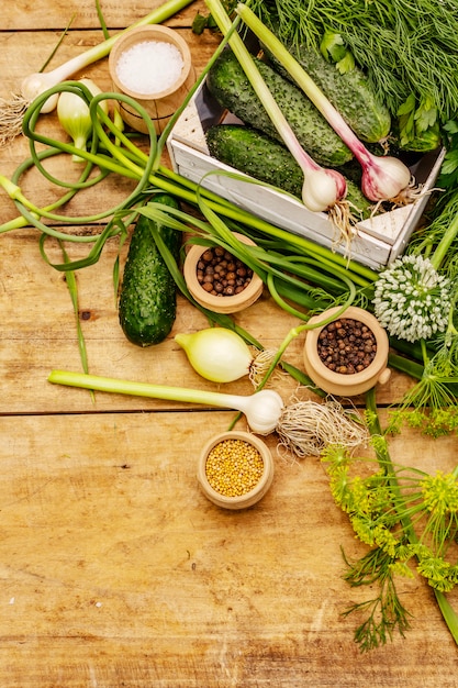 Concetto di decapaggio di verdure. Processo di cottura, spezie, erbe fresche profumate