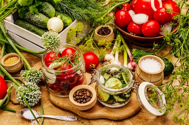 Concetto di decapaggio di verdure. Processo di cottura, spezie, erbe fresche profumate