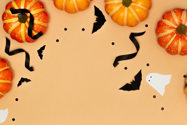 Concetto di decorazioni di Halloween Zucche spaventose e fantasma con pipistrello nero su sfondo crema