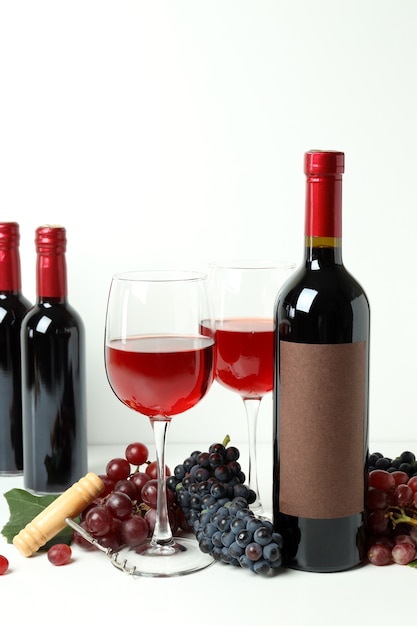 Concetto di degustazione di vino rosso su sfondo bianco