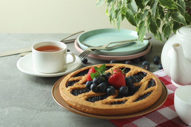 Concetto di delizioso dessert con torta di mirtilli