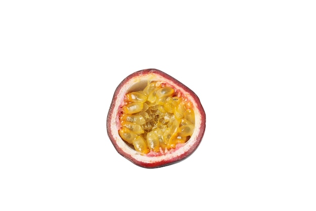 Concetto di delizioso e succoso frutto esotico frutto della passione isolato su sfondo bianco