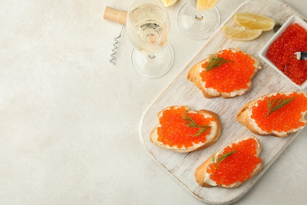 Concetto di delizioso mangiare con panini con caviale rosso