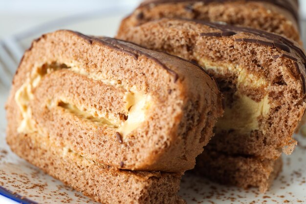 Concetto di delizioso rotolo di torta di cibo dolce