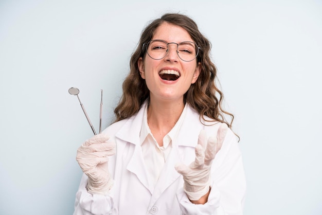 Concetto di dentista donna adulta abbastanza giovane