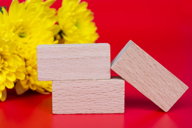 Concetto di design del saluto festivo della Festa della Madre con bouquet di fiori e cubo di legno Spazio di copia