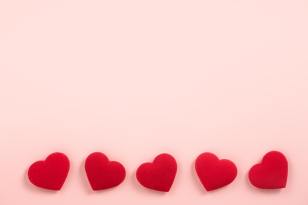 Concetto di design di San Valentino di cuore rosso su sfondo rosa