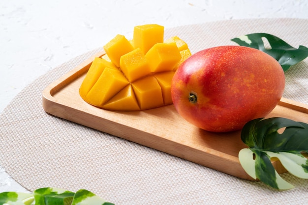 Concetto di design di sfondo di mango Vista dall'alto Frutta fresca di mango tagliata a dadini su tavola bianca