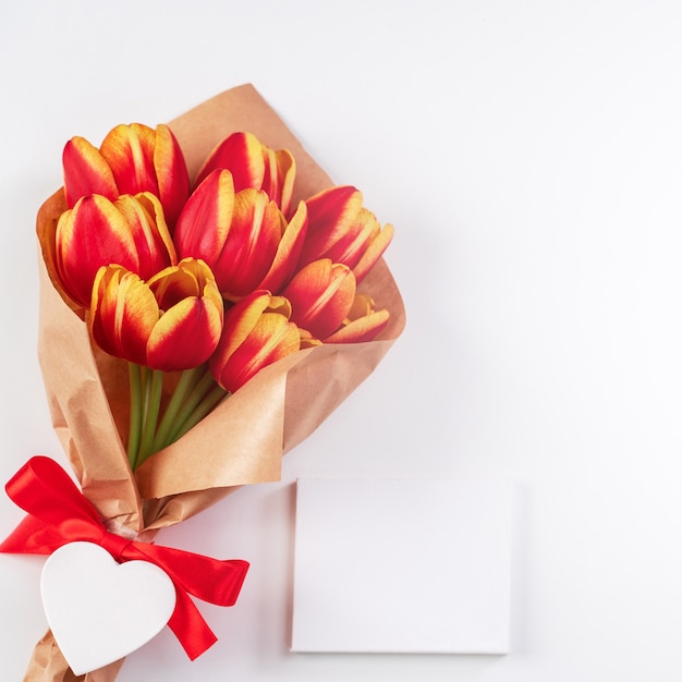 Concetto di design per la festa della mamma, mazzo di fiori di tulipano, - bellissimo bouquet rosso e giallo isolato su sfondo bianco brillante tavolo, vista dall'alto, piatto, spazio di copia