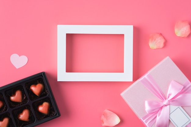 Concetto di design regalo di San Valentino su sfondo rosa