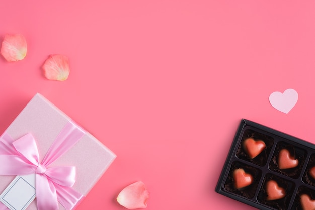 Concetto di design regalo di San Valentino su sfondo rosa