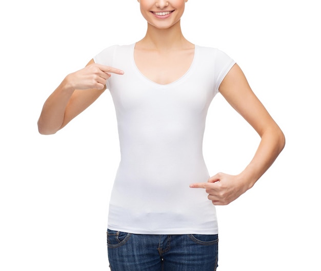 concetto di design t-shirt - donna sorridente in t-shirt bianca vuota che punta il dito contro se stessa