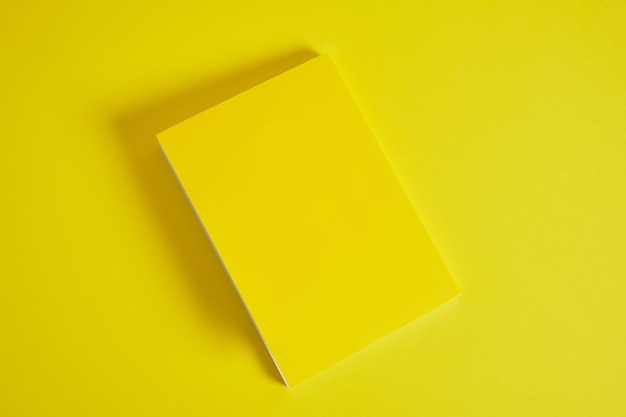 Concetto di design Vista dall'alto del taccuino giallo e della collezione di penne isolata su sfondo giallo ed per il mockup