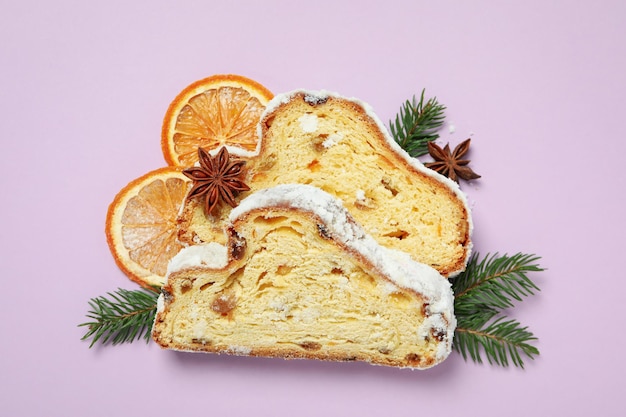 Concetto di dessert tedesco Stollen su sfondo viola