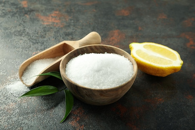 Concetto di detergenti per la casa con acido di limone