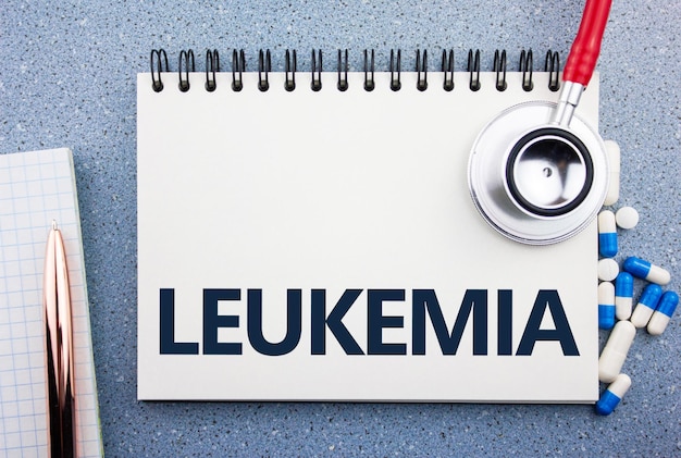 Concetto di diagnosi di LEUCEMIA Trattamento della leucemiaLa parola leucemia su un blocco note sulla scrivania del medico con uno stetoscopio e farmaci