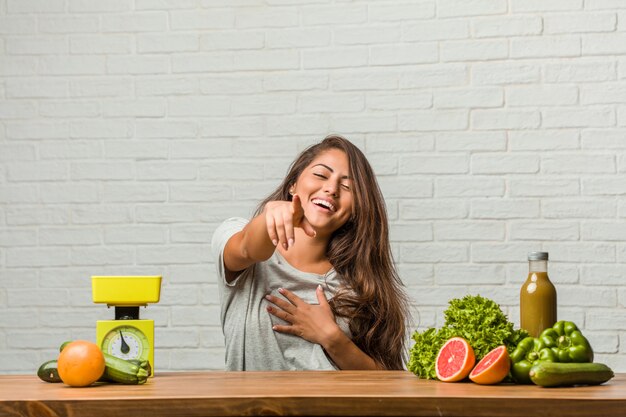 Concetto di dieta Ritratto di una giovane donna latina in buona salute che grida, ridendo e prendendo in giro di un altro, concetto di presa in giro e incontrollabilità