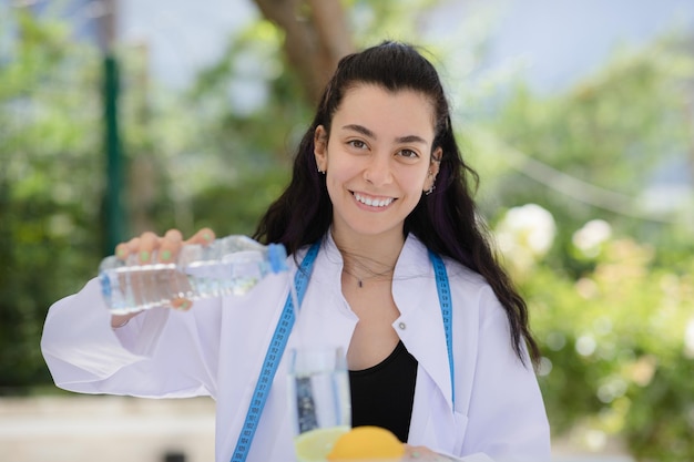 Concetto di disintossicazione Medico dietista che versa acqua nel bicchiere