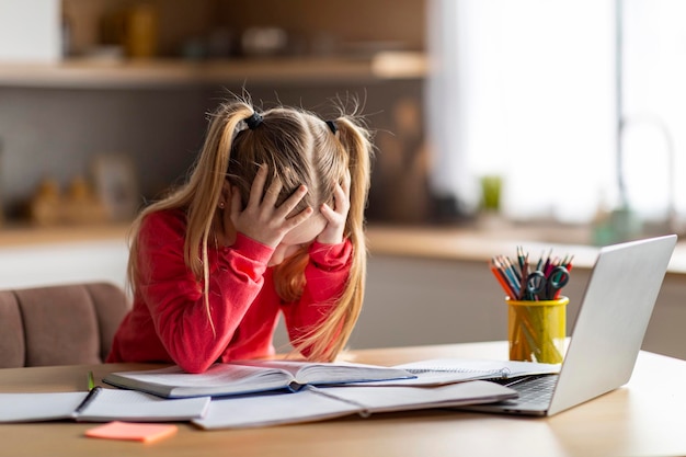 Concetto di dislessia bambina alle prese con i compiti che hanno difficoltà di lettura