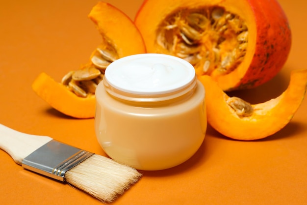 Concetto di diversi prodotti cosmetici Cosmetici di zucca