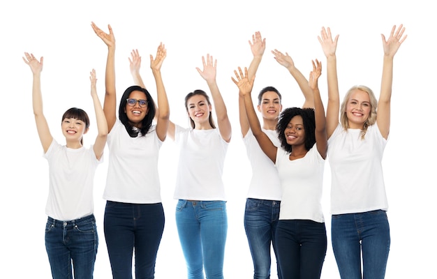 concetto di diversità, razza, etnia e persone - gruppo internazionale di donne diverse sorridenti felici in magliette bianche vuote che si divertono