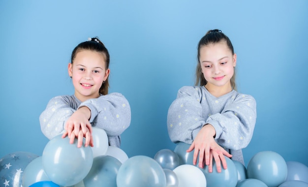 Concetto di divertimento Festa a tema palloncini Ragazze migliori amiche vicino a palloncini d'aria Inizia questa festa Festa di compleanno Felicità e momenti allegri Infanzia spensierata Le sorelle organizzano una festa a casa