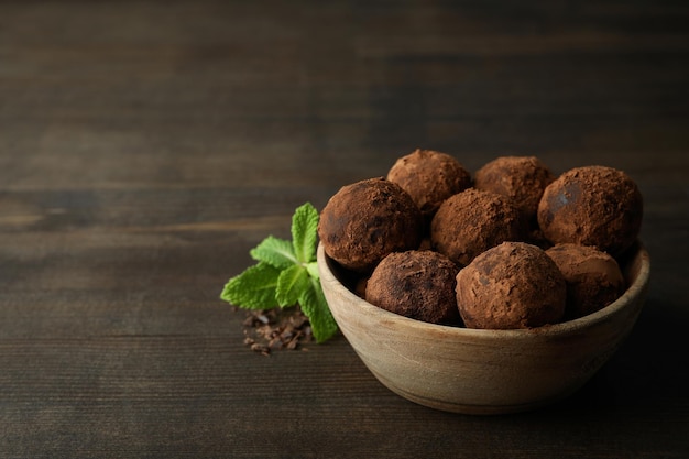 Concetto di dolci al tartufo su fondo di legno scuro