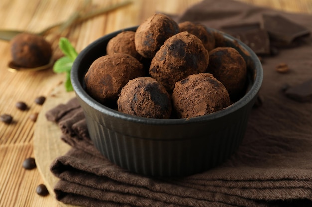 Concetto di dolci al tartufo su fondo in legno