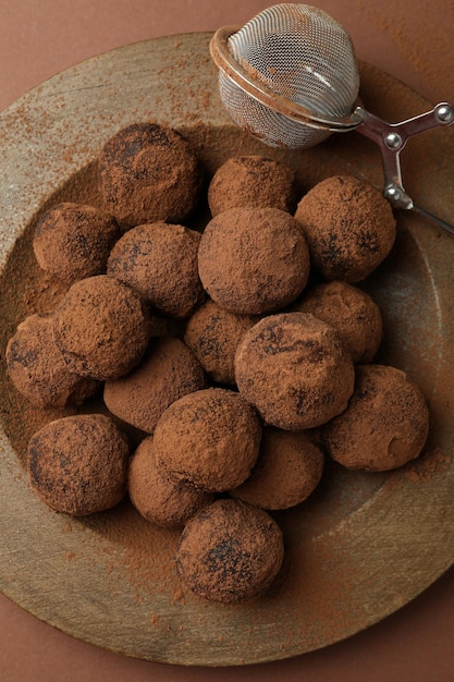 Concetto di dolci al tartufo su sfondo marrone