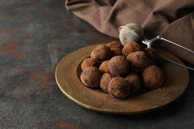 Concetto di dolci al tartufo su sfondo scuro con texture