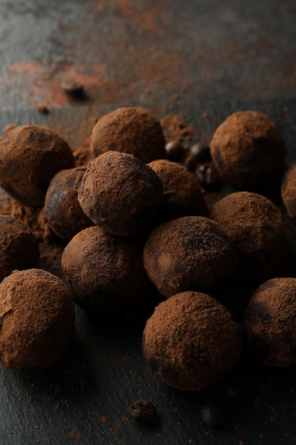 Concetto di dolci al tartufo su sfondo scuro con texture