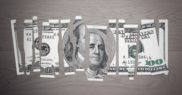 Concetto di dollaro svalutato. Shred Dollar Bill su un tavolo di legno. Rendering 3D