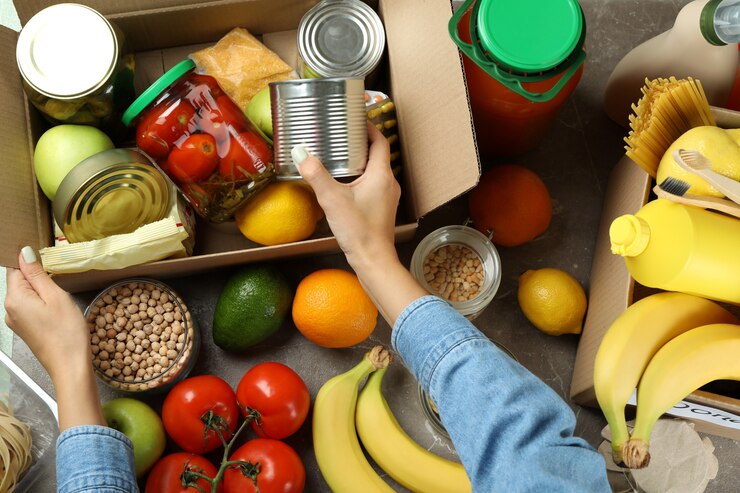 Foto concetto di donazione con mani femminili e cibo diverso