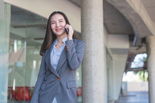 Concetto di donna che lavora una donna d'affari che chiama con il cliente per l'attività fuori dall'ufficio.