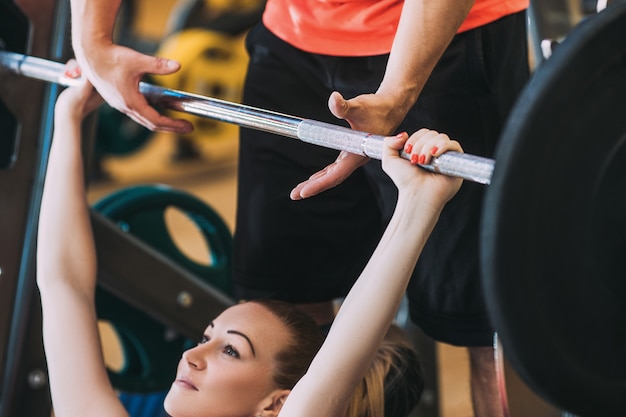 Concetto di donna di bodybuilding allenamento palestra dura. Stile di vita dell'atleta. Forza di volontà.