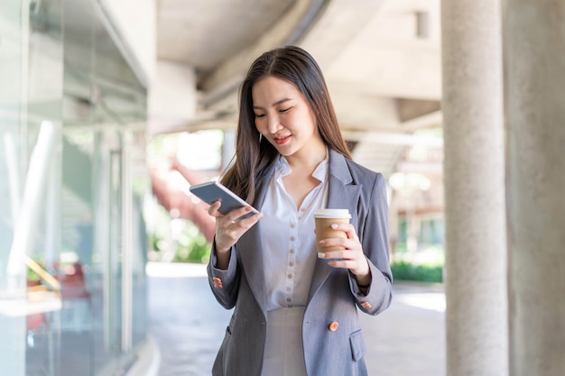 Concetto di donna lavoratrice una giovane manager femminile che partecipa alla videoconferenza e tiene in mano una tazza di caffè.