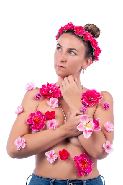 Concetto di donna nuda ricoperta di fiori in modo elegante
