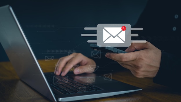 concetto di e-mail marketing inviare e-mail o newsletter ricevuta di messaggi elettronici avviso tecnologia internet per la comunicazione e-mail aziendale e marketing digitale