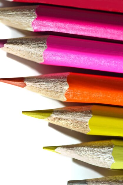 concetto di educazione dei bambini con penna in legno colorato isolato su sfondo bianco