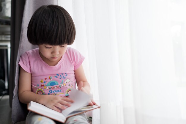 concetto di educazione del libro di lettura del bambino