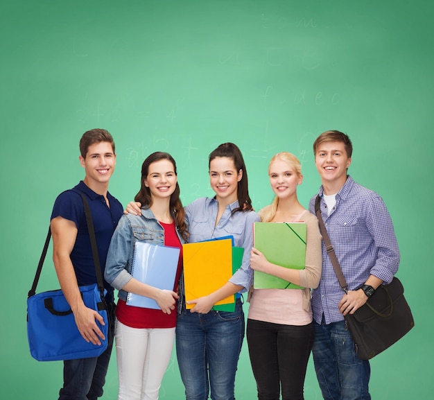 concetto di educazione e persone - gruppo di studenti sorridenti in piedi