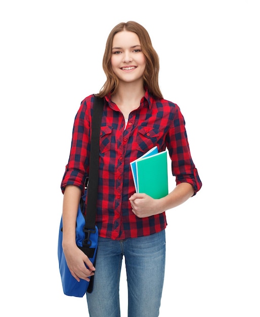 concetto di educazione e persone - studentessa sorridente con borsa per laptop e notebook