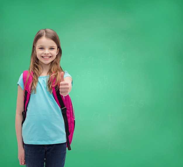 concetto di educazione, gesto e scuola - bambina felice e sorridente con la borsa della scuola che mostra i pollici in su