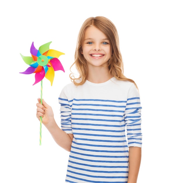 concetto di educazione, infanzia ed ecologia - bambino sorridente con un giocattolo colorato mulino a vento