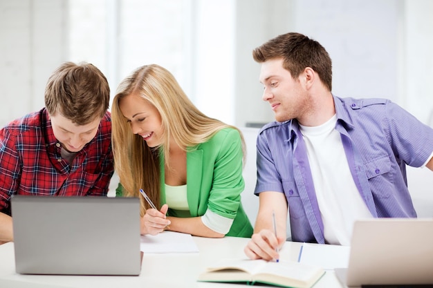 concetto di educazione - studenti che scrivono qualcosa sui quaderni a scuola