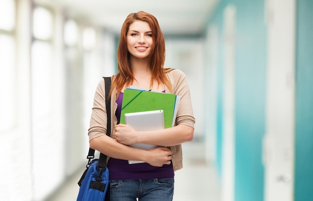 concetto di educazione, tecnologia e persone - studente sorridente con borsa, cartelle e computer tablet pc in piedi