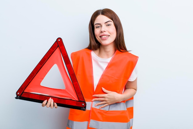 Concetto di emergenza dell'automobile della giovane donna graziosa dell'adulto