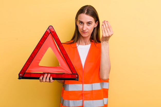 Concetto di emergenza dell'automobile della giovane donna graziosa dell'adulto